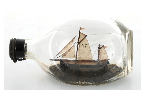 Bateau de pêche en bouteille, avec voile