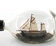Bateau de pêche en bouteille, avec voile