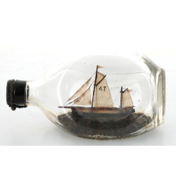Bateau de pêche en bouteille, avec voile