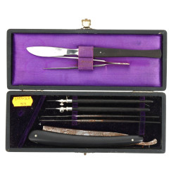 Coffret ancien avec instruments de médec
