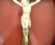Christ en croix en plâtre blanc, croix d