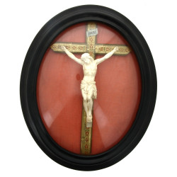 Christ en croix en plâtre blanc, croix d