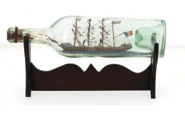 Quatre-mâts en mer, navire en bouteille,