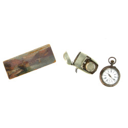 Petite boîte à timbres en bois clair, co