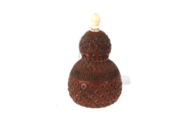 Tabatière en corroso sculpté, H 7,5 cm (