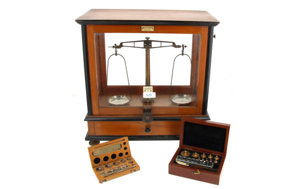 Balance de précision sous vitrine bois e