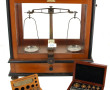 Balance de précision sous vitrine bois e