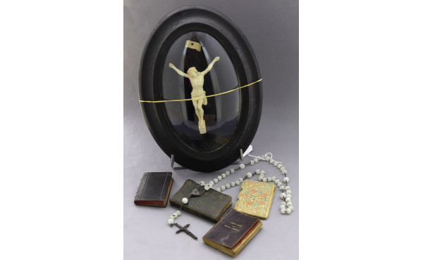 RELIGIOSA - Lot comprenant : un Christ e