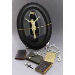 RELIGIOSA - Lot comprenant : un Christ e