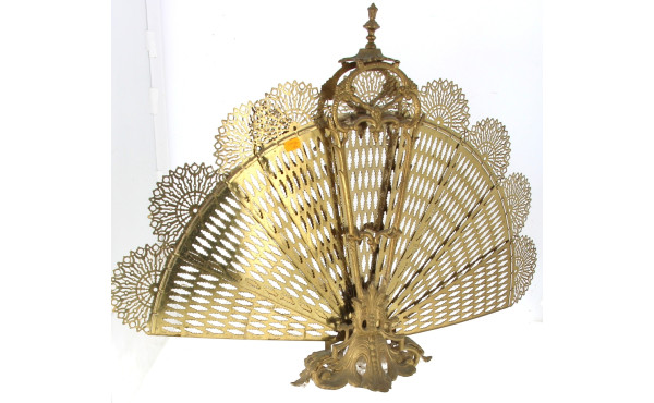 Pare-feu éventail en laiton. Haut. 58 cm