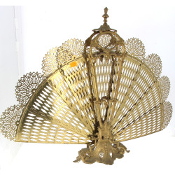Pare-feu éventail en laiton. Haut. 58 cm