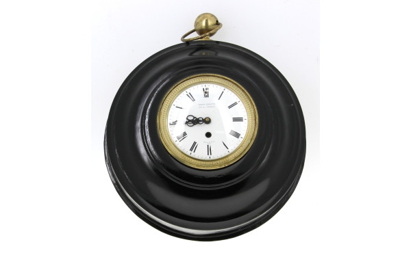 Pendule murale de forme gousset en tôle 