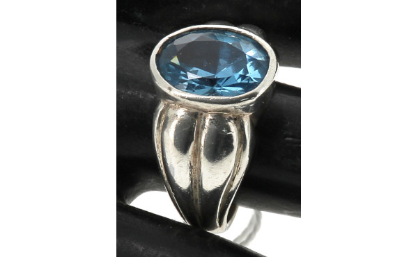 Bague jonc en argent sertie d'un strass 