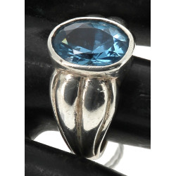 Bague jonc en argent sertie d'un strass 
