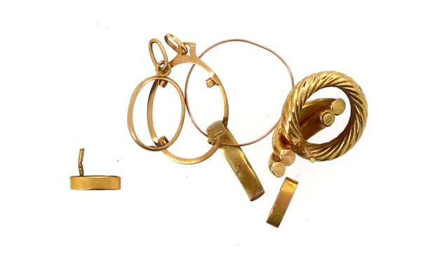 Lot de petits bijoux en or jaune 18 cara