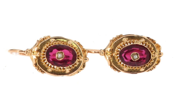 Paire de boucles d'oreilles anciennes en