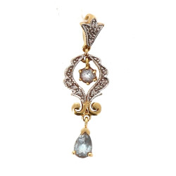 Pendentif en or jaune, topaze bleu ciel 