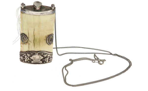Tabatière en os et argent, H 6 cm, trava