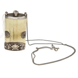 Tabatière en os et argent, H 6 cm, trava