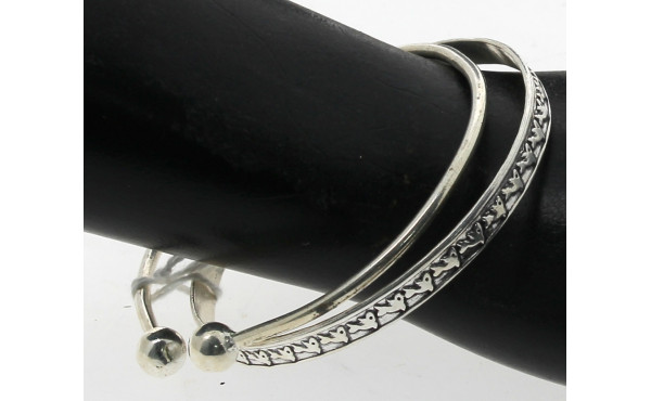 Un bracelet jonc et un bracelet jonc ouv