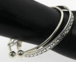 Un bracelet jonc et un bracelet jonc ouv