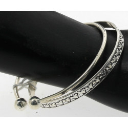 Un bracelet jonc et un bracelet jonc ouv