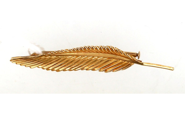 Broche plume en or jaune, poinçon tête d