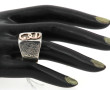 Bague en argent à décor floral sur les c