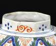 Potiche en faïence polychrome dans le go