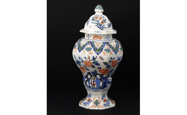 Potiche en faïence polychrome dans le go
