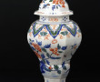 Potiche en faïence polychrome dans le go