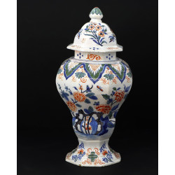 Potiche en faïence polychrome dans le go