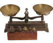 Balance ancienne avec ses poids sur supp