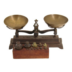Balance ancienne avec ses poids sur supp