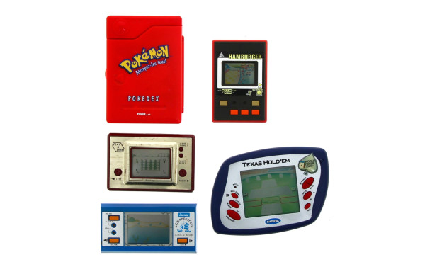Lot comprenant 4 petites consoles de jeu