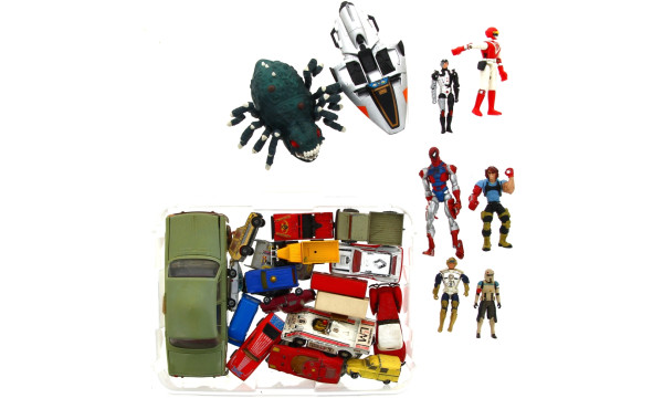 Lot de petites voitures et figurines en 
