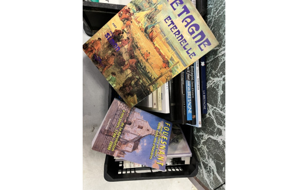 Thème BRETAGNE - Caisse de livres sur la