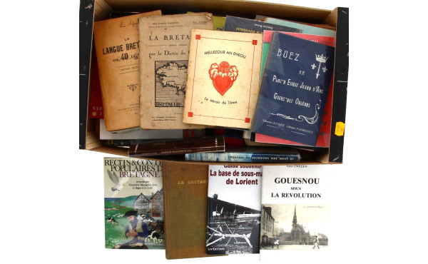 BRETAGNE - Caisse de livres en français 