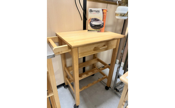 Desserte en bois clair ouvrant à un tiro