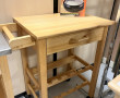 Desserte en bois clair ouvrant à un tiro