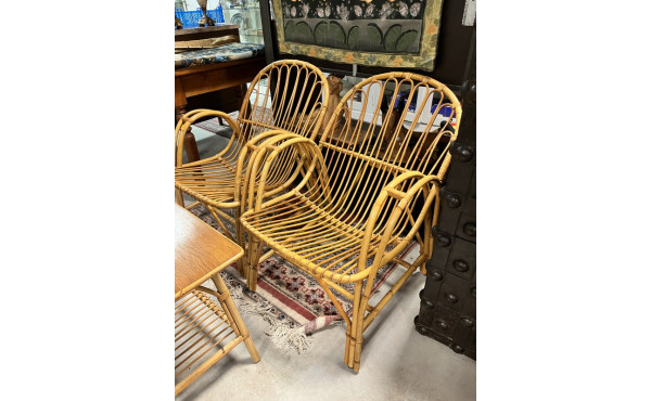 Paire de fauteuils en rotin et une table