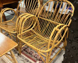 Paire de fauteuils en rotin et une table