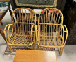 Paire de fauteuils en rotin et une table