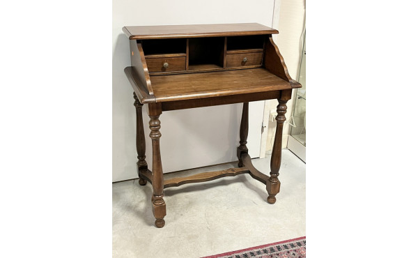 Petit bureau ouvrant à 2 tiroirs et 3 ni