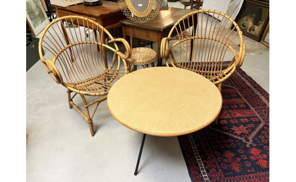 Paire de fauteuils en rotin, une table b