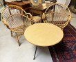 Paire de fauteuils en rotin, une table b
