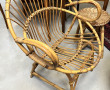 Paire de fauteuils en rotin, une table b
