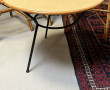 Paire de fauteuils en rotin, une table b
