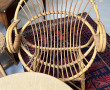 Paire de fauteuils en rotin, une table b