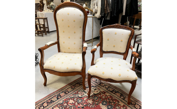 Fauteuil Voltaire et fauteuil style Loui